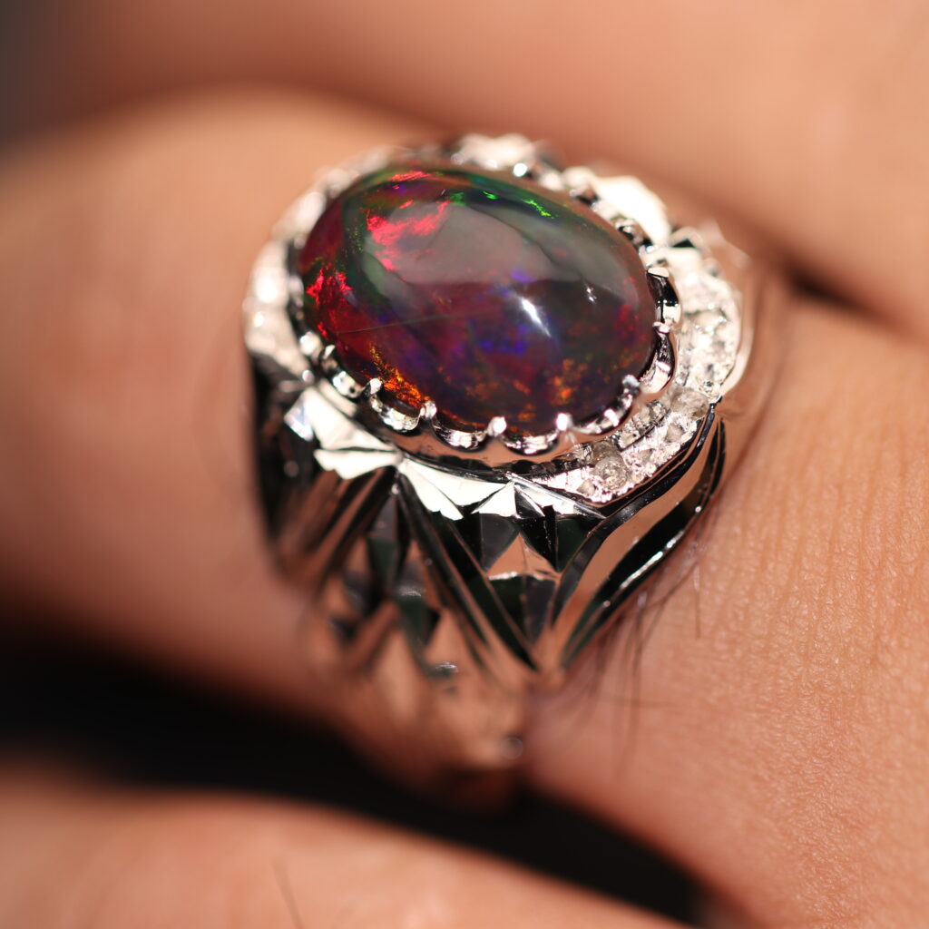 انگشتر مردانه اپال مشکی آتشین A+ کد 12801 — تصویر ۵